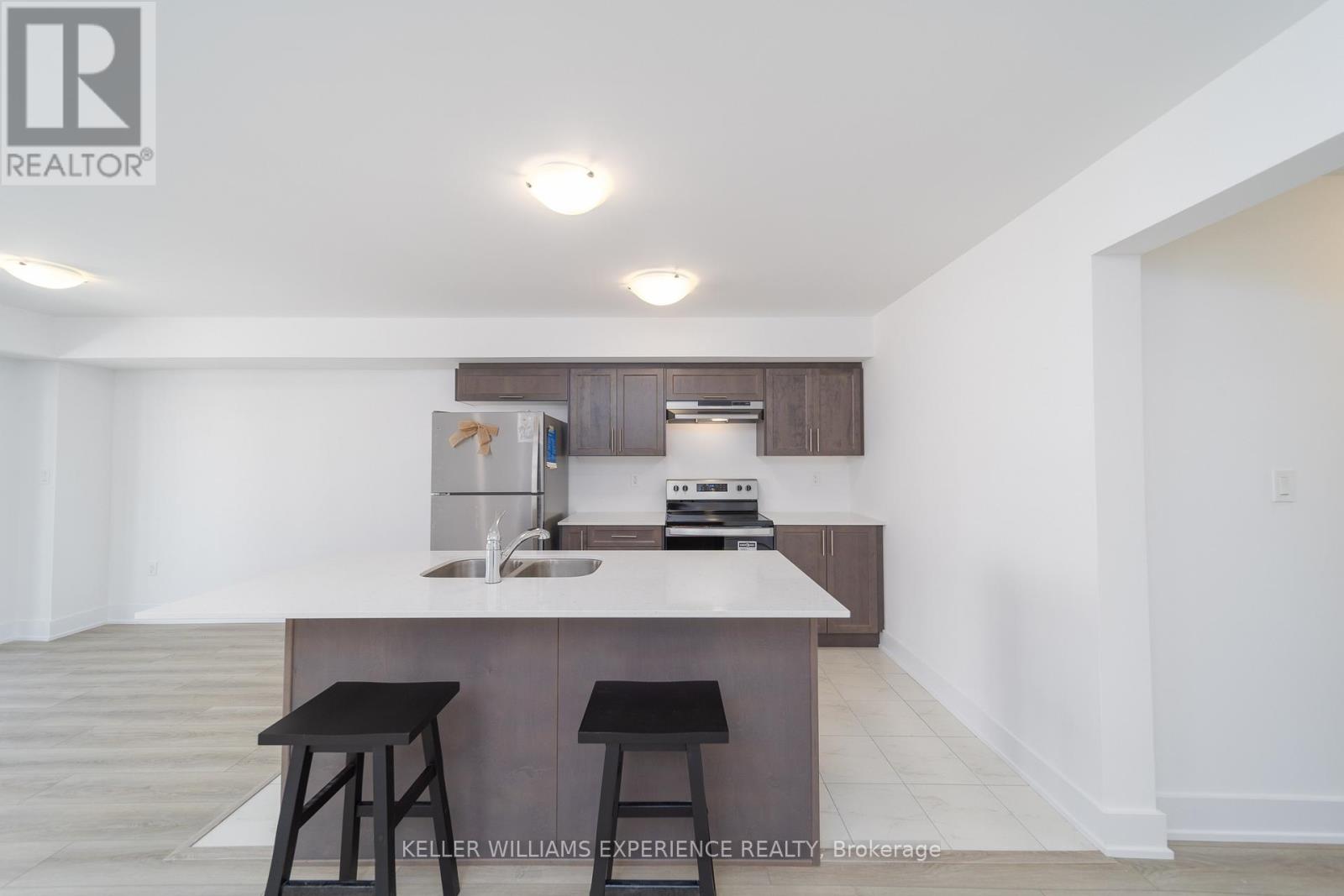 5 - 32 Wagon Lane, Barrie, Ontario  L9J 0V2 - Photo 4 - S12474216