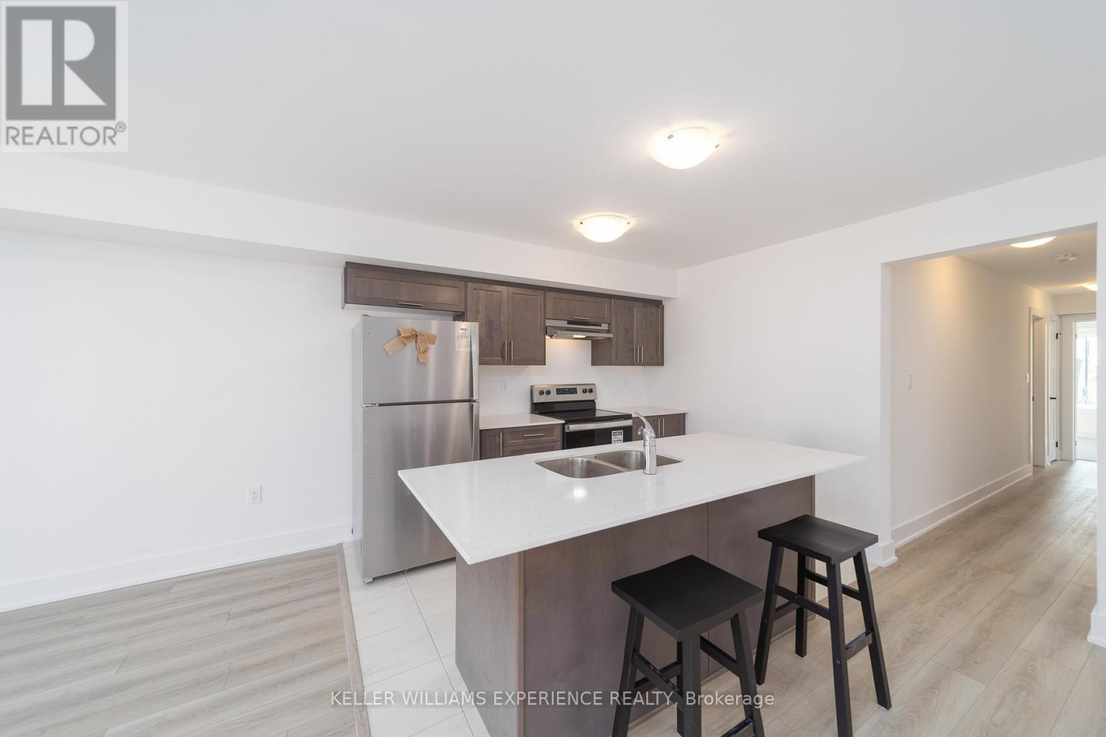 5 - 32 Wagon Lane, Barrie, Ontario  L9J 0V2 - Photo 5 - S12474216