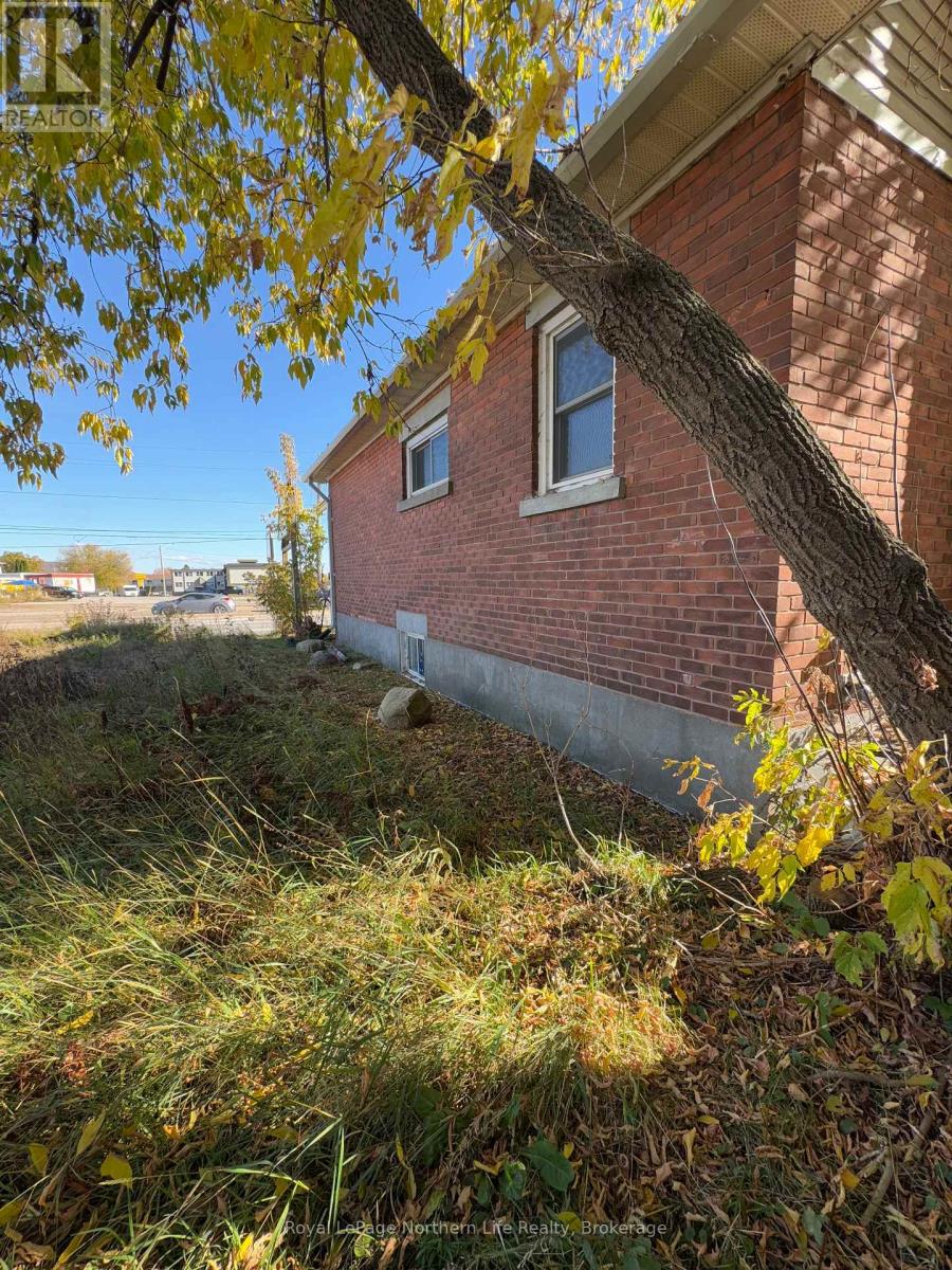 1107 Algonquin Avenue, North Bay, Ontario P1B 4Y1 - Photo 15 - X12474324