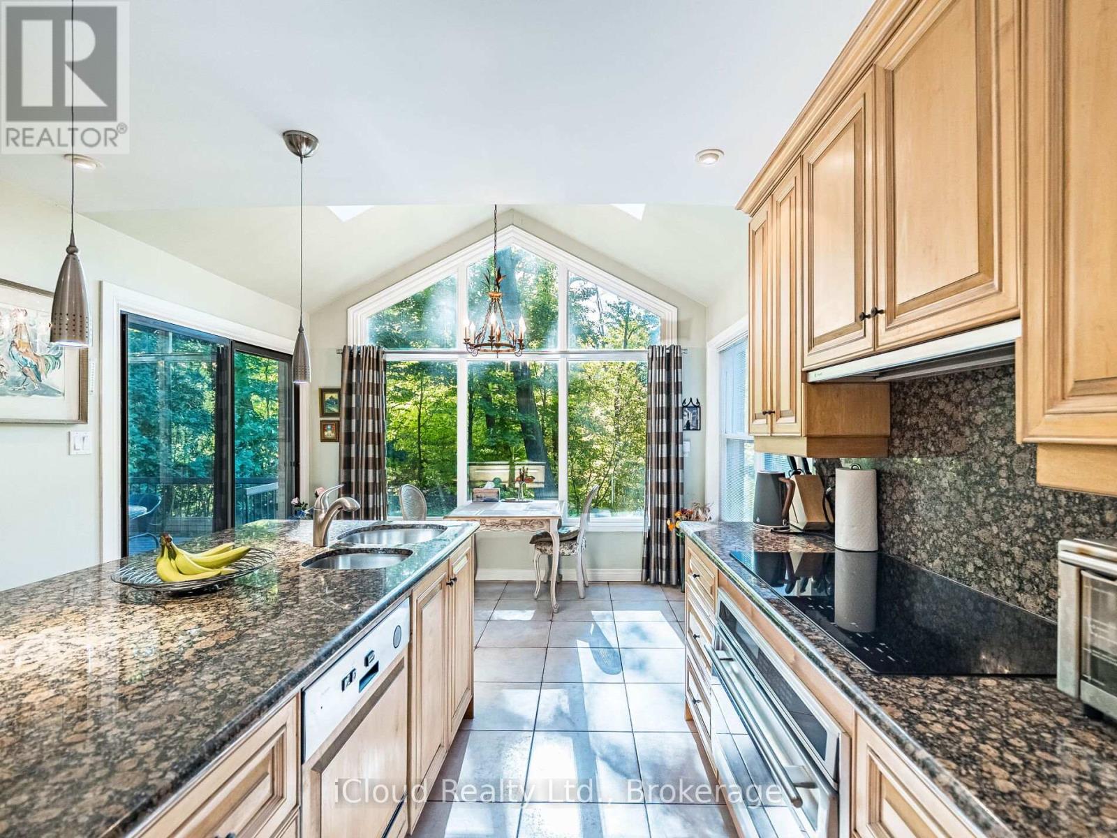 1529 Ballyclare Drive, Mississauga, Ontario  L5C 1J4 - Photo 17 - W12474197