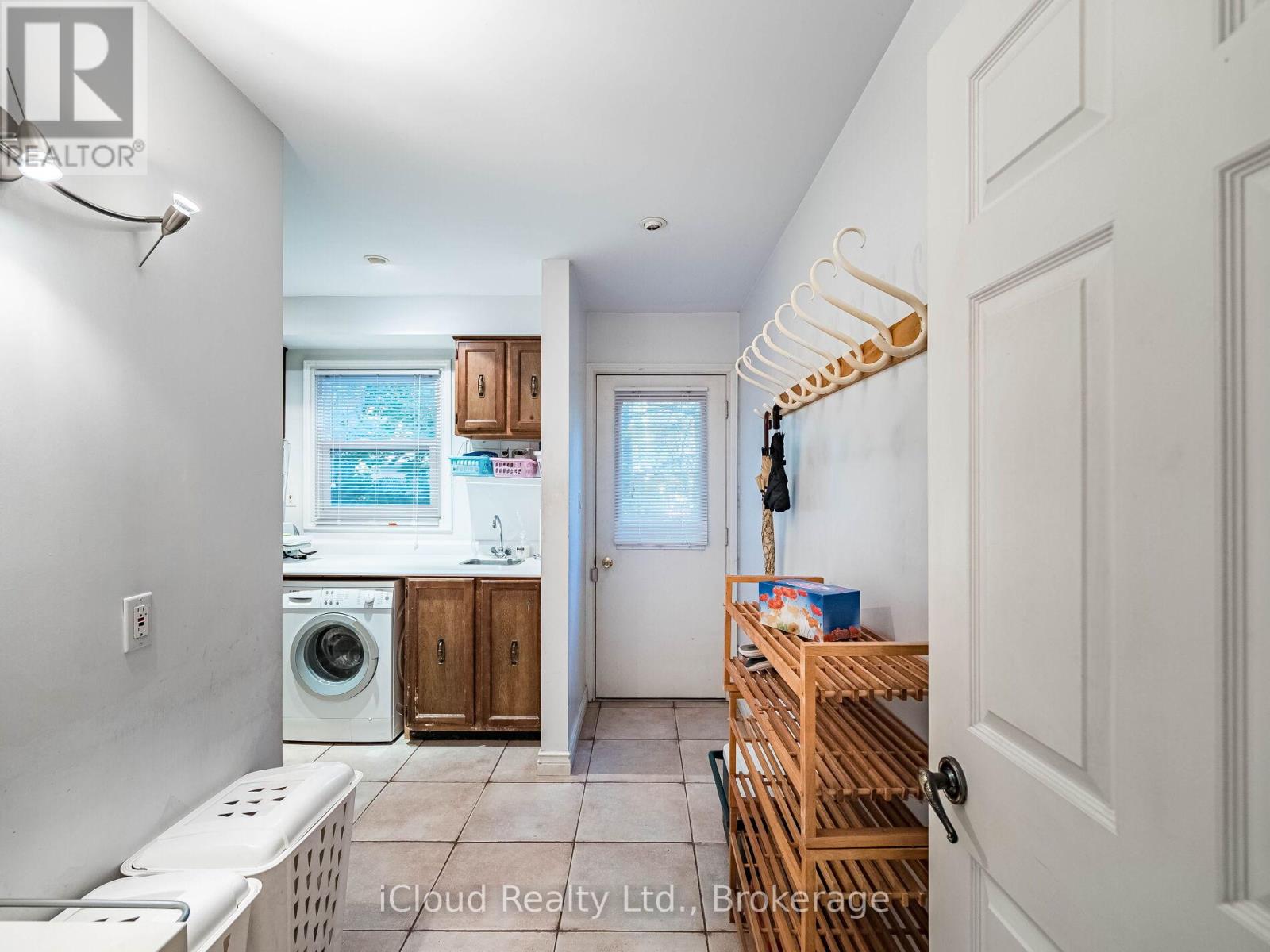 1529 Ballyclare Drive, Mississauga, Ontario  L5C 1J4 - Photo 20 - W12474197