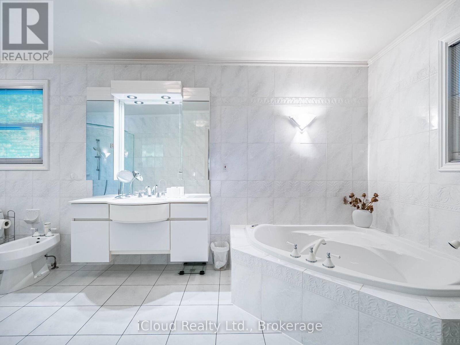 1529 Ballyclare Drive, Mississauga, Ontario  L5C 1J4 - Photo 30 - W12474197