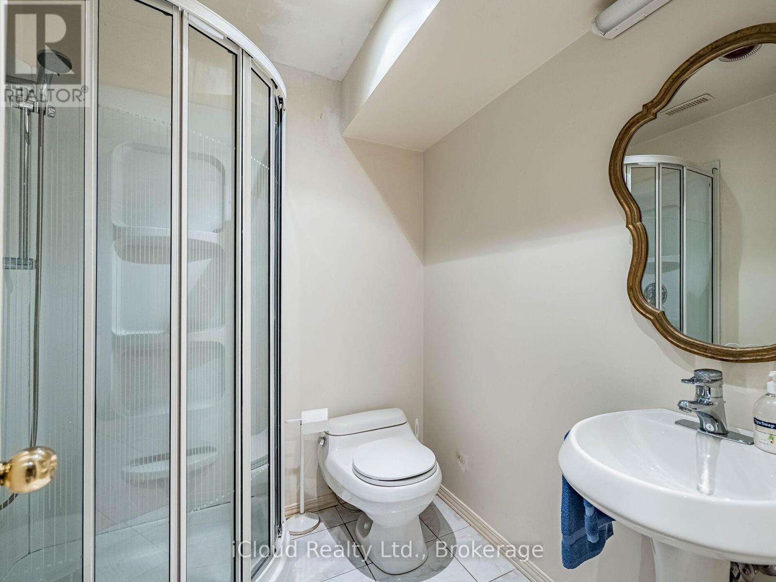 1529 Ballyclare Drive, Mississauga, Ontario  L5C 1J4 - Photo 45 - W12474197