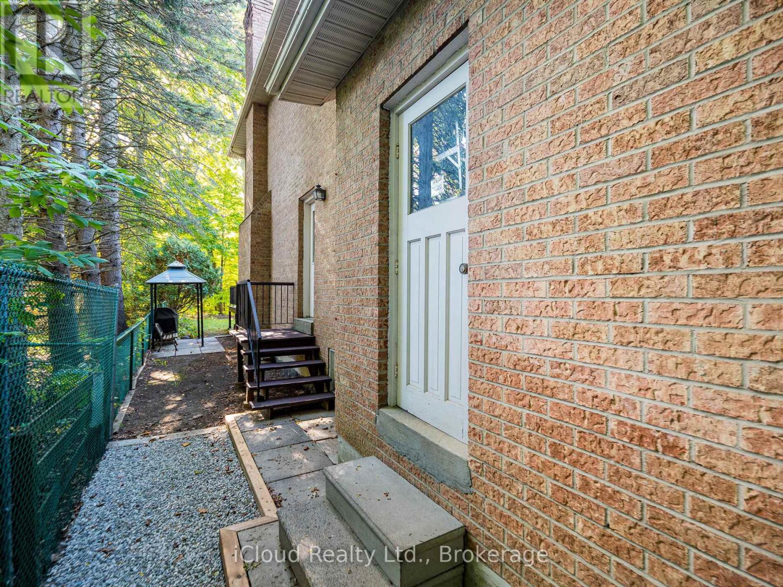 1529 Ballyclare Drive, Mississauga, Ontario  L5C 1J4 - Photo 46 - W12474197