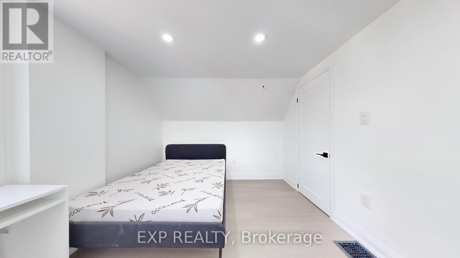685 Jane Street, Toronto, Ontario  M6N 4A6 - Photo 20 - W12474210