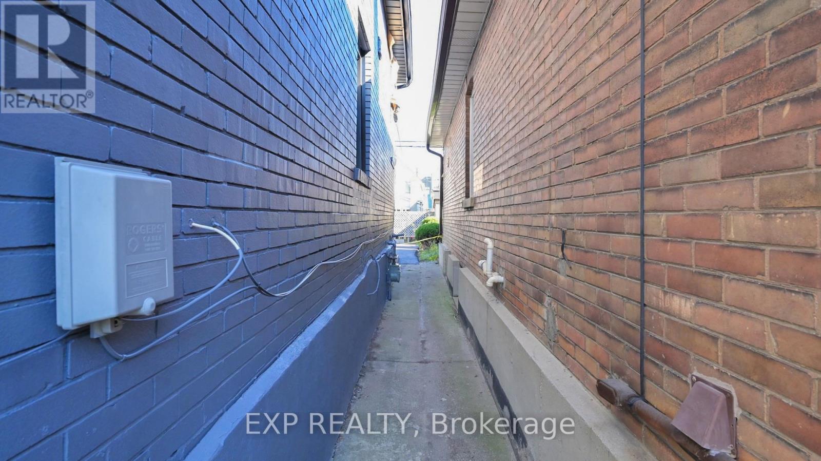 685 Jane Street, Toronto, Ontario  M6N 4A6 - Photo 34 - W12474210