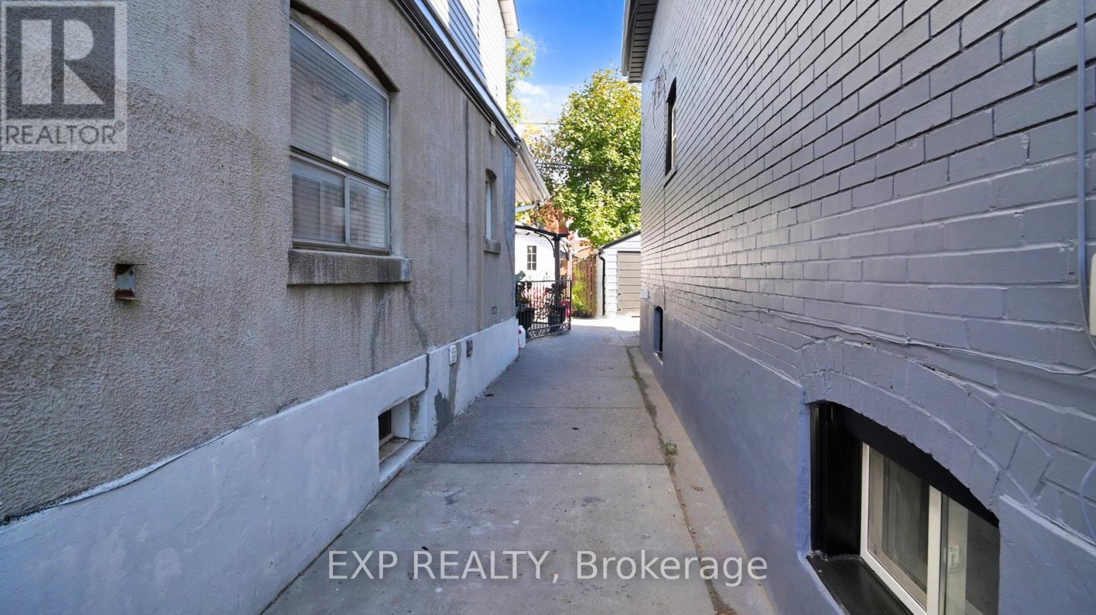 685 Jane Street, Toronto, Ontario  M6N 4A6 - Photo 36 - W12474210