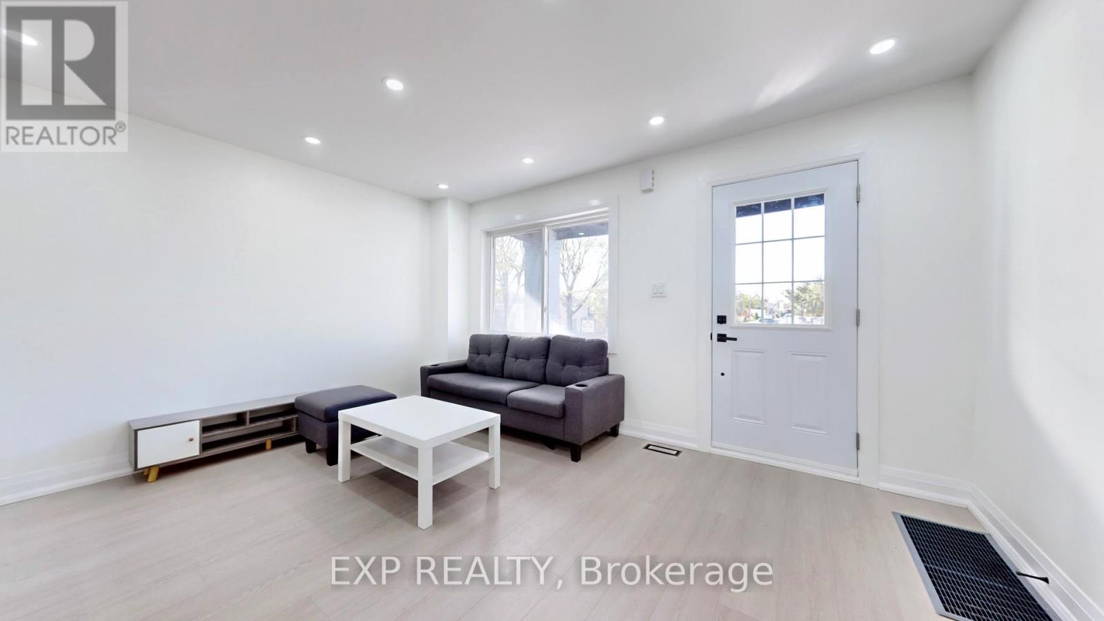 685 Jane Street, Toronto, Ontario  M6N 4A6 - Photo 5 - W12474210