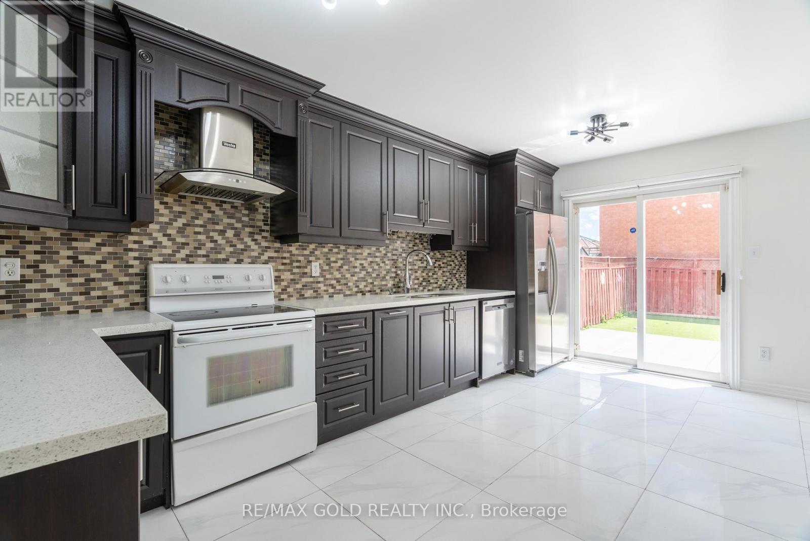 51 Tigerlily Place, Brampton, Ontario  L6R 2C8 - Photo 10 - W12474238