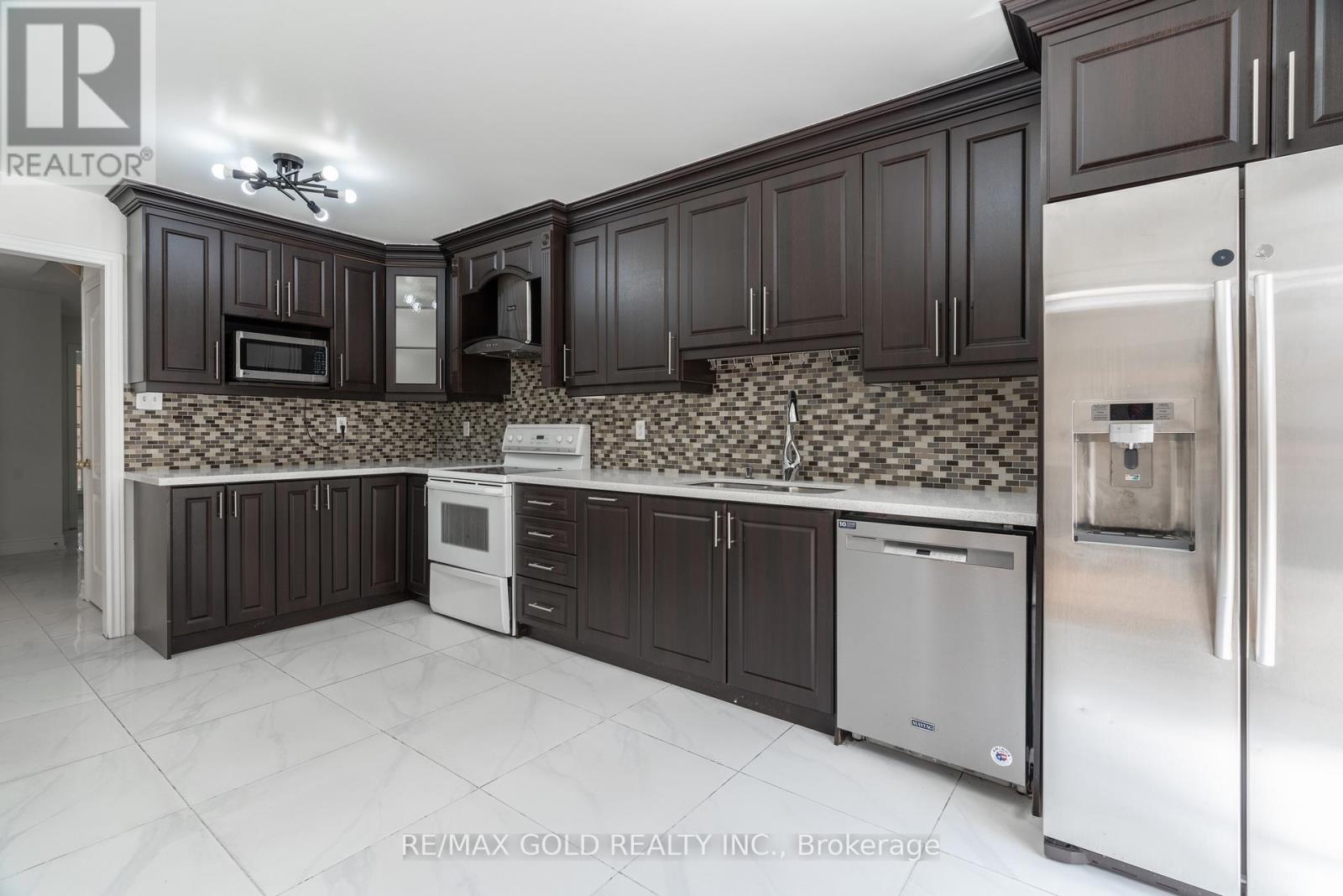 51 Tigerlily Place, Brampton, Ontario  L6R 2C8 - Photo 12 - W12474238