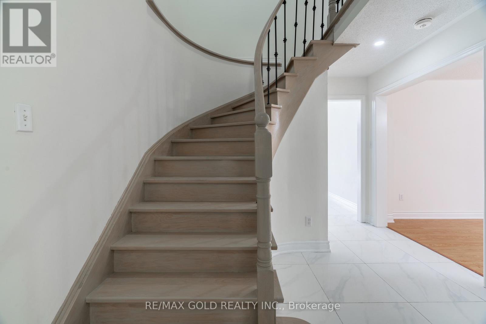 51 Tigerlily Place, Brampton, Ontario  L6R 2C8 - Photo 4 - W12474238