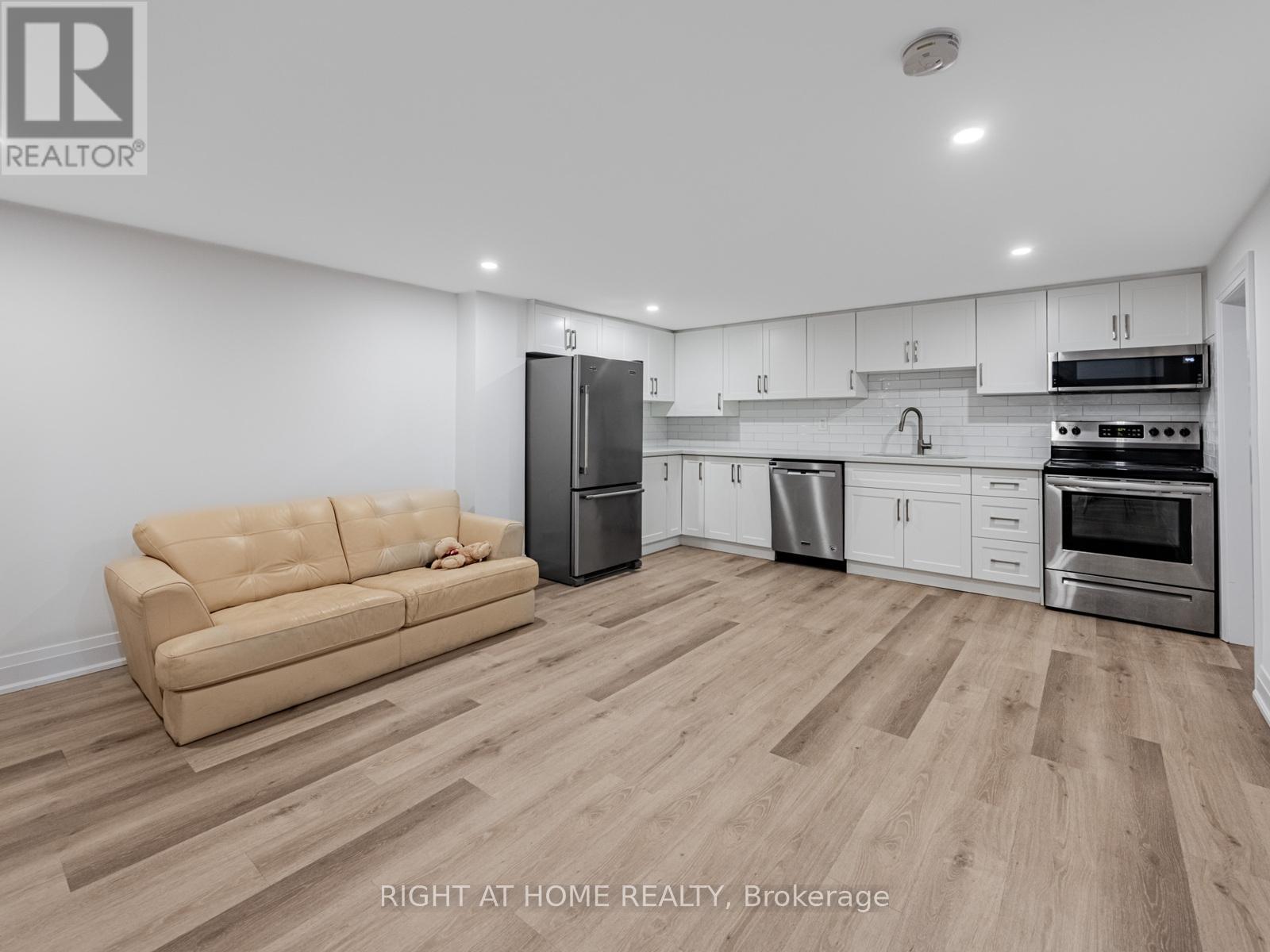 883 Francis Road, Burlington, Ontario  L7T 3Y3 - Photo 3 - W12474244