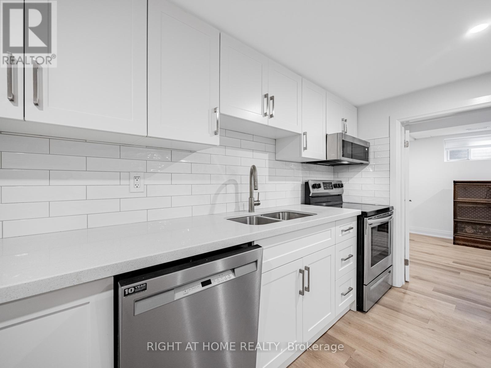 883 Francis Road, Burlington, Ontario  L7T 3Y3 - Photo 4 - W12474244