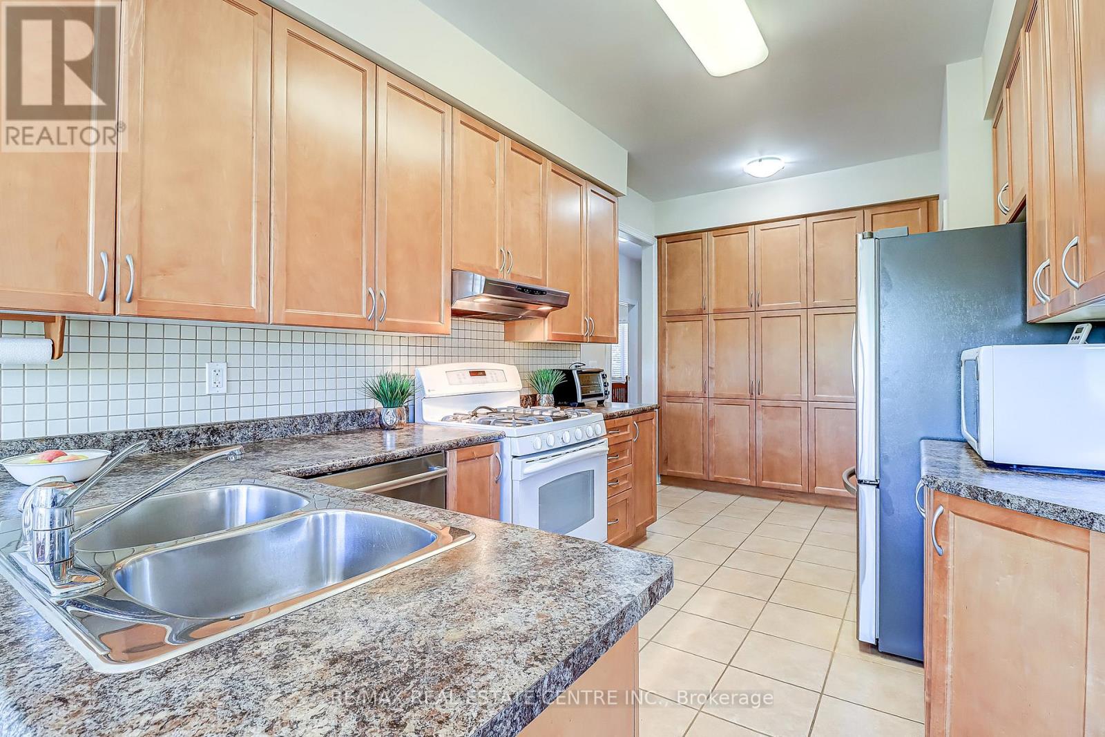 33 Calliandra Trail, Brampton, Ontario  L6R 0S3 - Photo 11 - W12474282