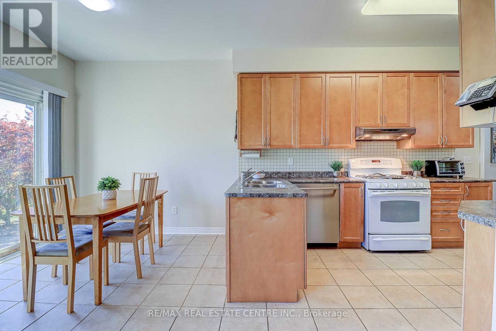 33 Calliandra Trail, Brampton, Ontario  L6R 0S3 - Photo 7 - W12474282