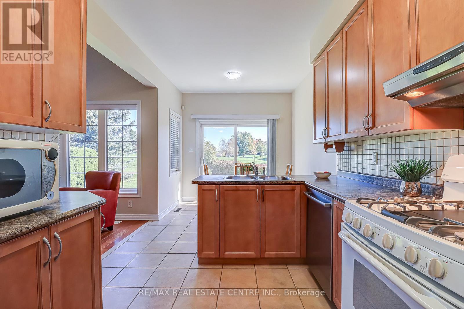 33 Calliandra Trail, Brampton, Ontario  L6R 0S3 - Photo 9 - W12474282