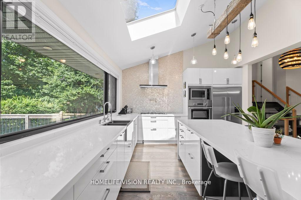 10 Majestic Court, Toronto, Ontario  M6B 3K3 - Photo 12 - W12473755