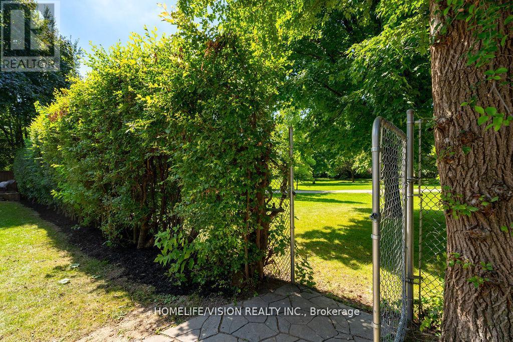 10 Majestic Court, Toronto, Ontario  M6B 3K3 - Photo 40 - W12473755