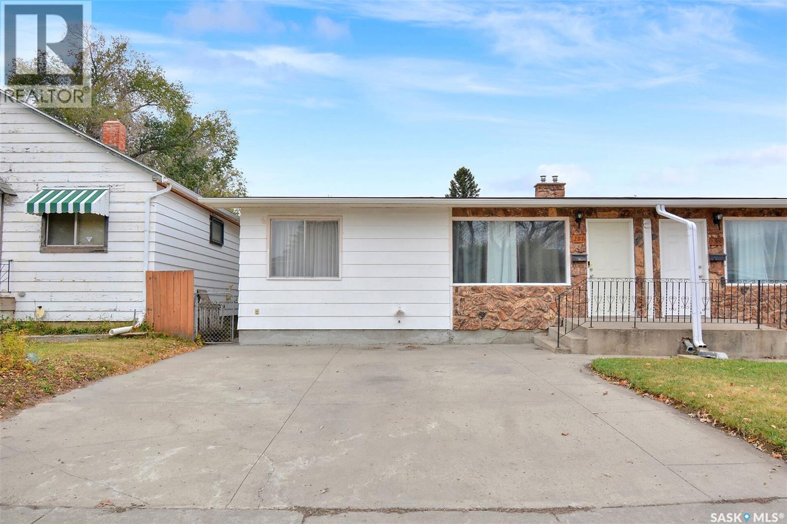 207-209 S Avenue N, Saskatoon, Saskatchewan  S7L 2Z7 - Photo 2 - SK021394
