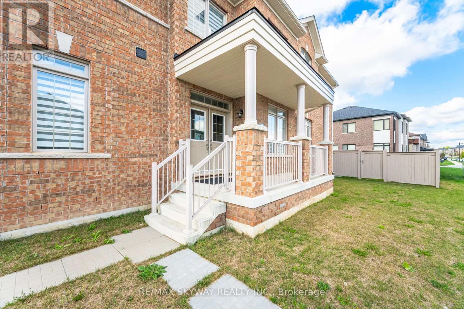 68 Pond View Gate, Hamilton, Ontario  L8B 2A1 - Photo 2 - X12474226