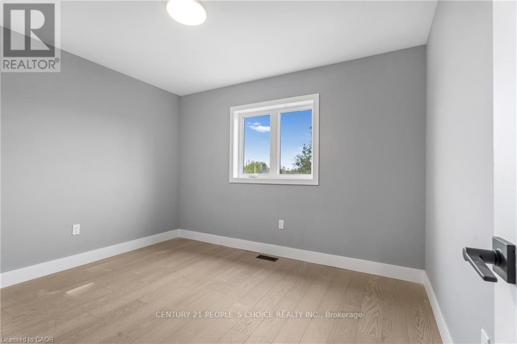 (Upper) - 84 Beland Avenue, Hamilton, Ontario  L8H 6C1 - Photo 12 - X12474228