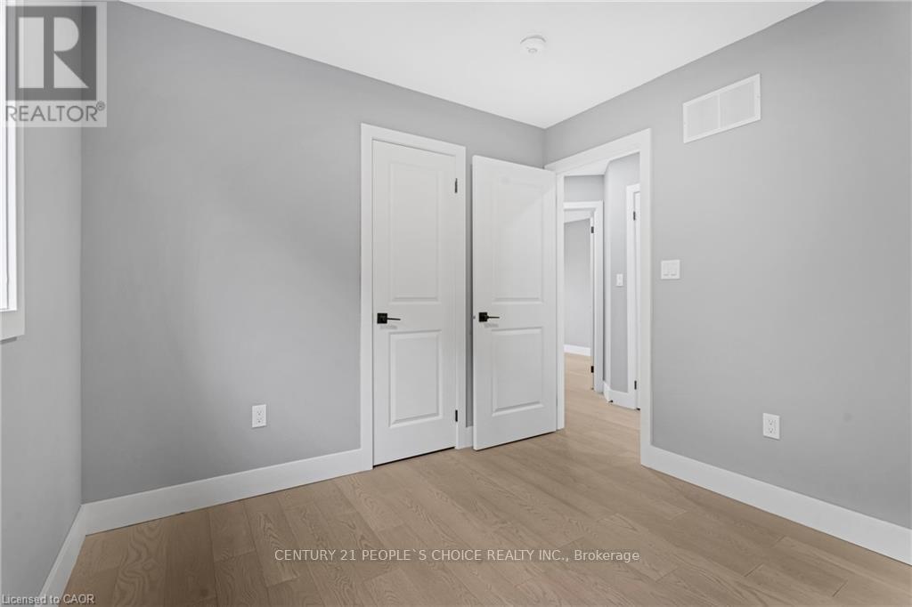 (Upper) - 84 Beland Avenue, Hamilton, Ontario  L8H 6C1 - Photo 17 - X12474228