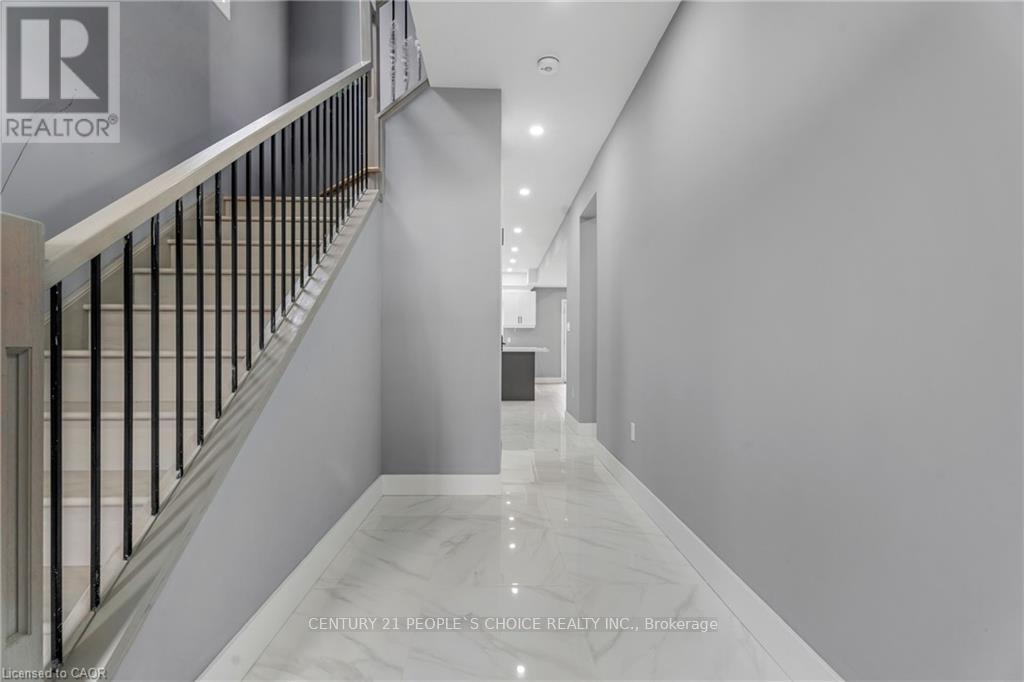 (Upper) - 84 Beland Avenue, Hamilton, Ontario  L8H 6C1 - Photo 5 - X12474228