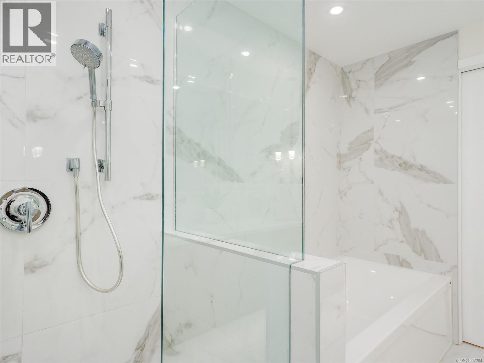 302 5120 Cordova Bay Rd, Saanich, British Columbia  V8Y 2K5 - Photo 18 - 1017294