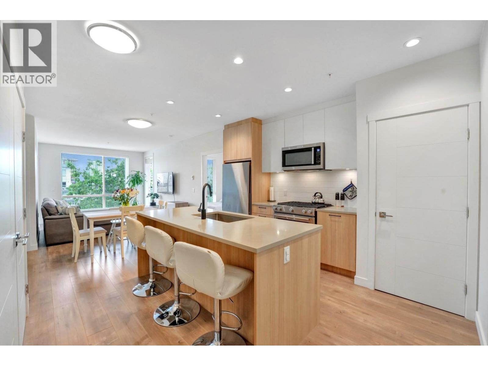 311 707 Como Lake Avenue, Coquitlam, British Columbia  V3J 0J5 - Photo 1 - R3060479
