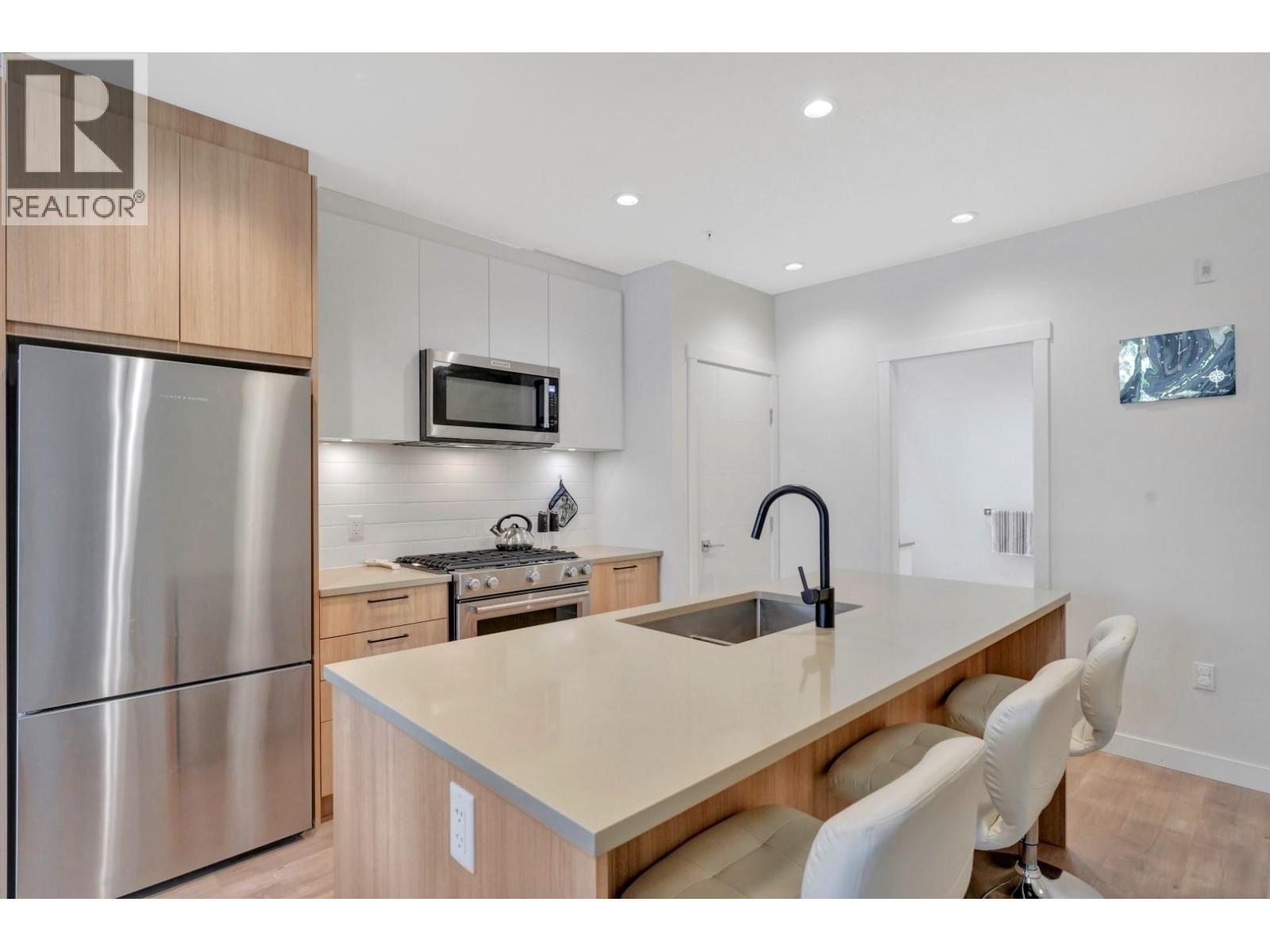311 707 Como Lake Avenue, Coquitlam, British Columbia  V3J 0J5 - Photo 3 - R3060479