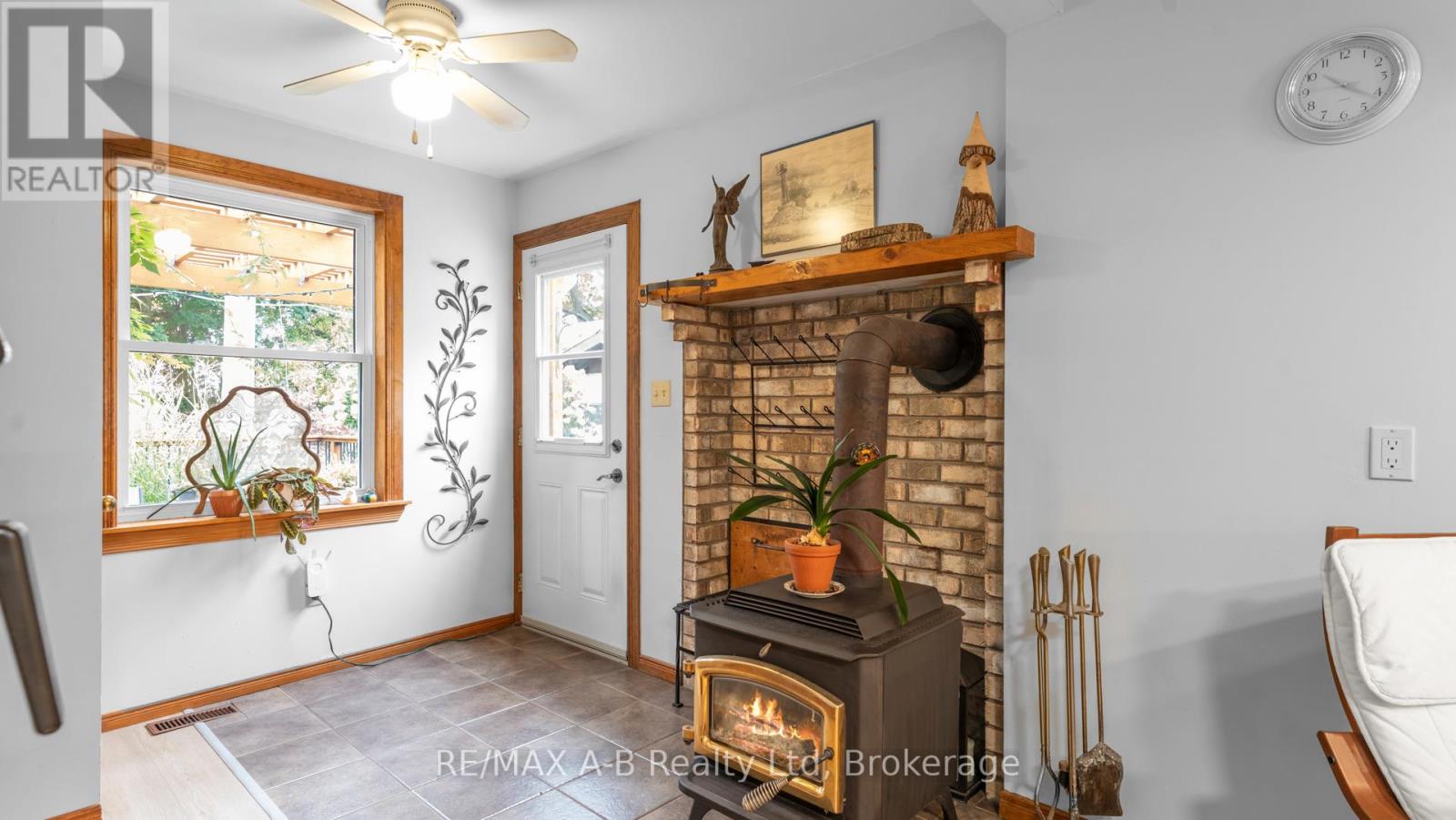 24189 Wellburn Road, Thames Centre, Ontario  N4X 1C6 - Photo 10 - X12474344
