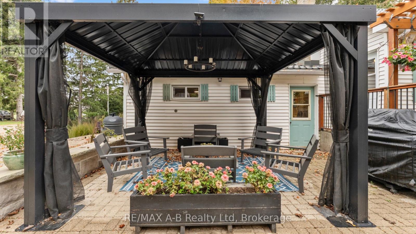 24189 Wellburn Road, Thames Centre, Ontario  N4X 1C6 - Photo 33 - X12474344