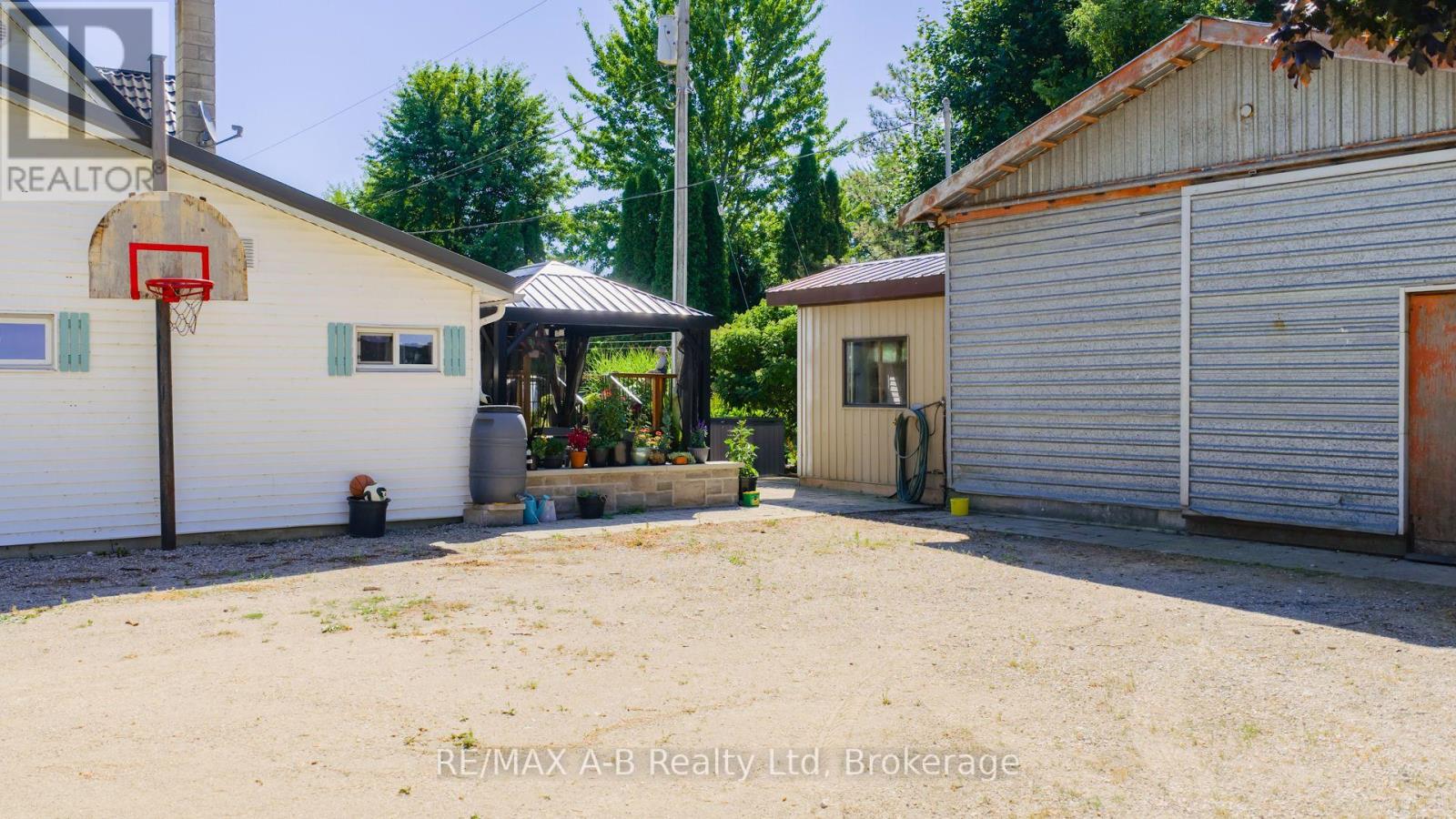 24189 Wellburn Road, Thames Centre, Ontario  N4X 1C6 - Photo 36 - X12474344
