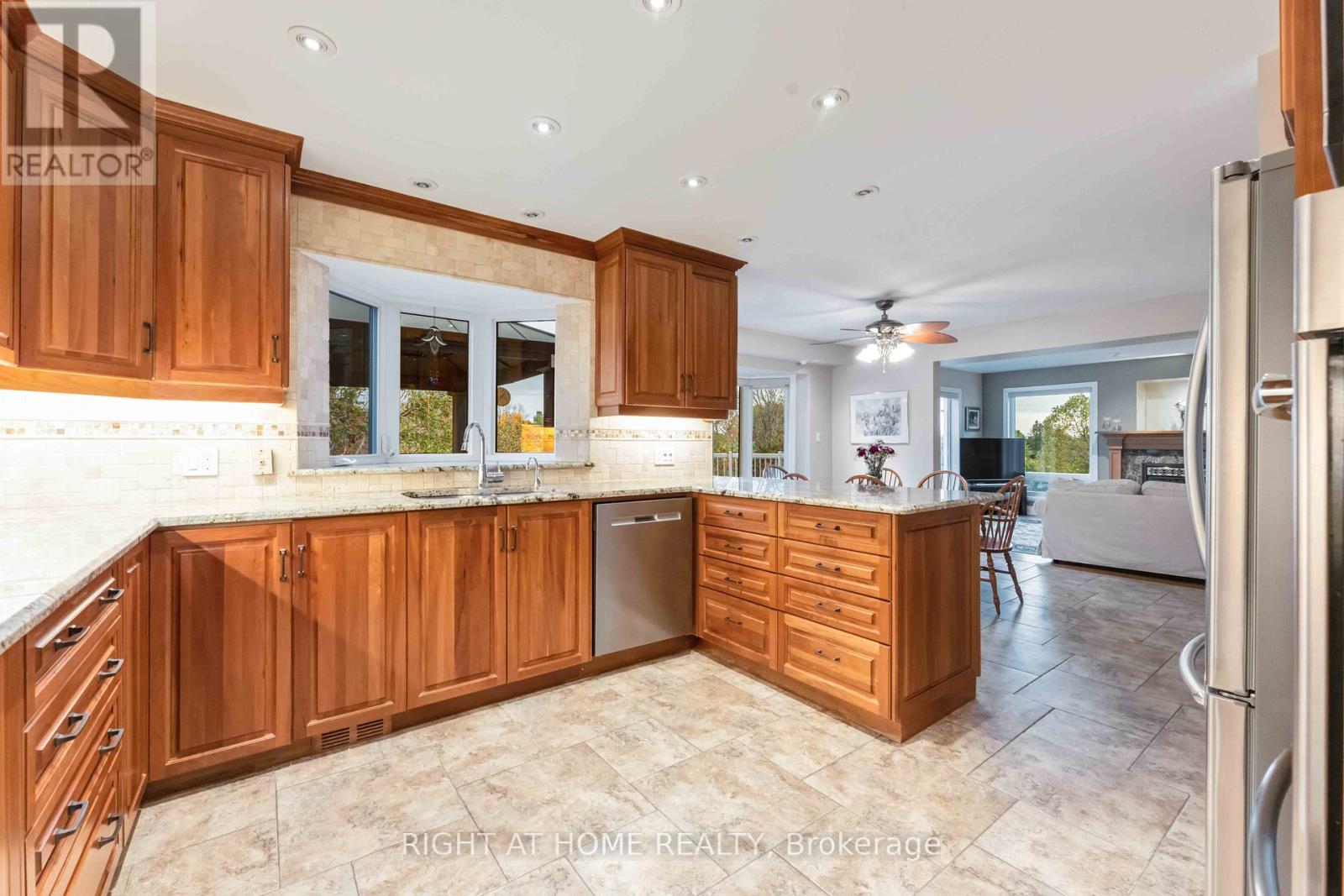 50 Rosenfeld Crescent, Ottawa, Ontario  K2K 2L2 - Photo 8 - X12453928