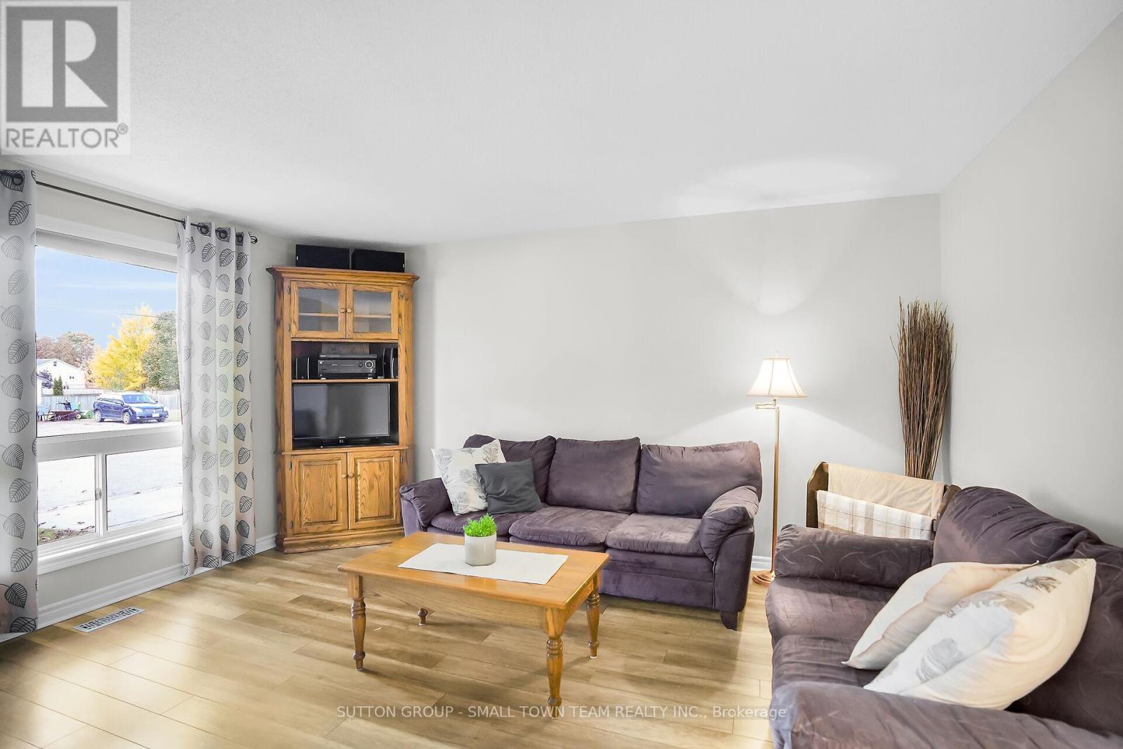 510 Albert Street, South Huron, Ontario  N0M 1S1 - Photo 8 - X12474364