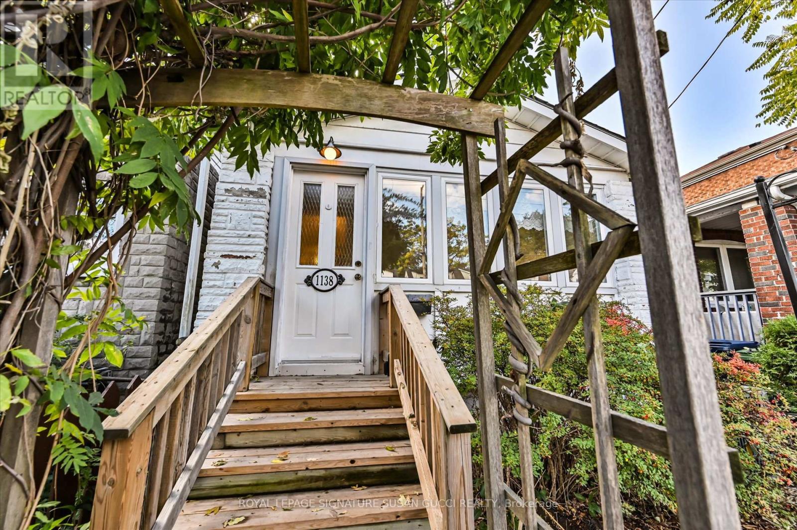 1138 Woodbine Avenue, Toronto, Ontario  M4C 4C8 - Photo 2 - E12474320