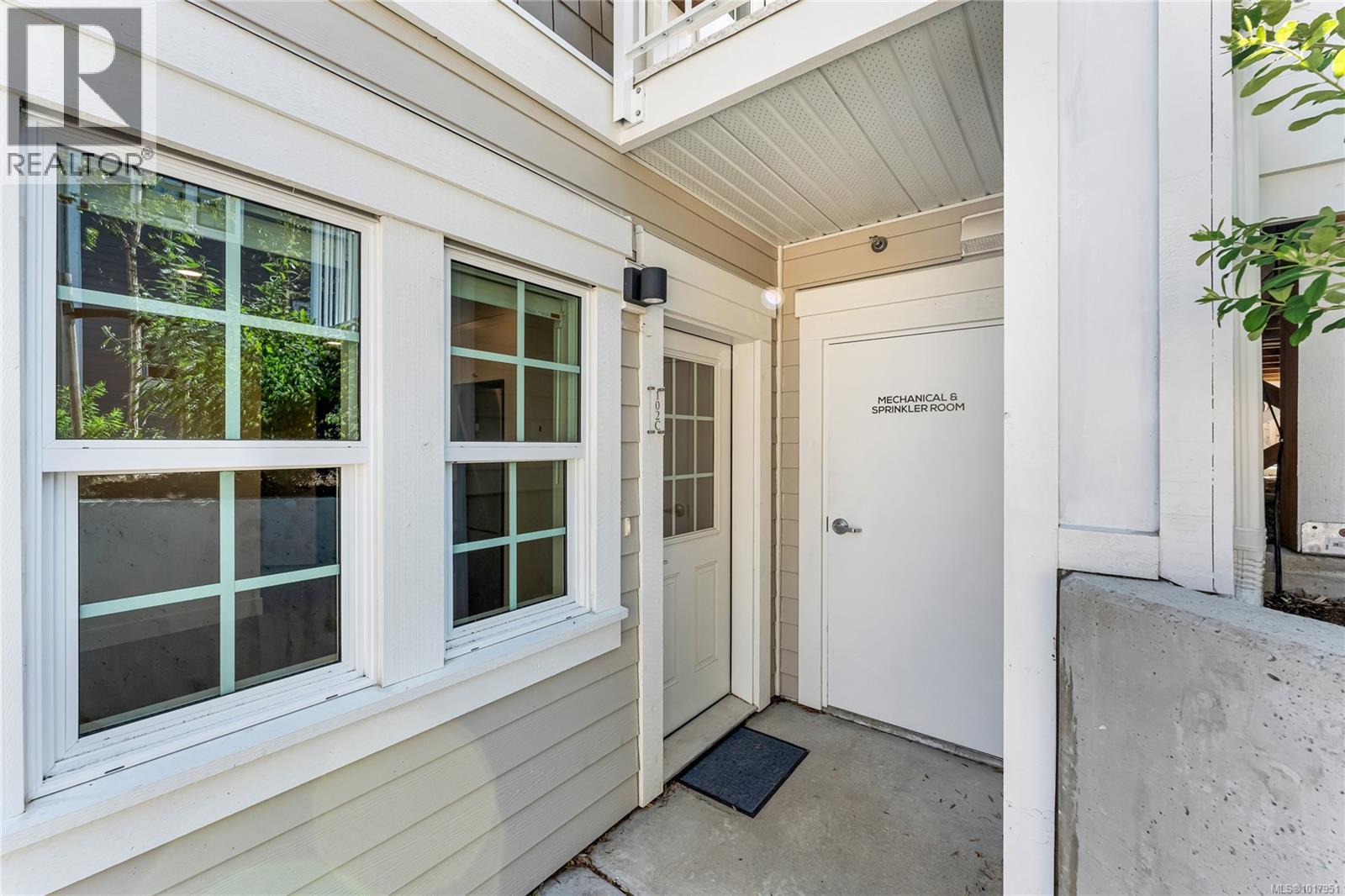 102 C 1224 Richardson St, Victoria, British Columbia  V8V 3E1 - Photo 3 - 1017951