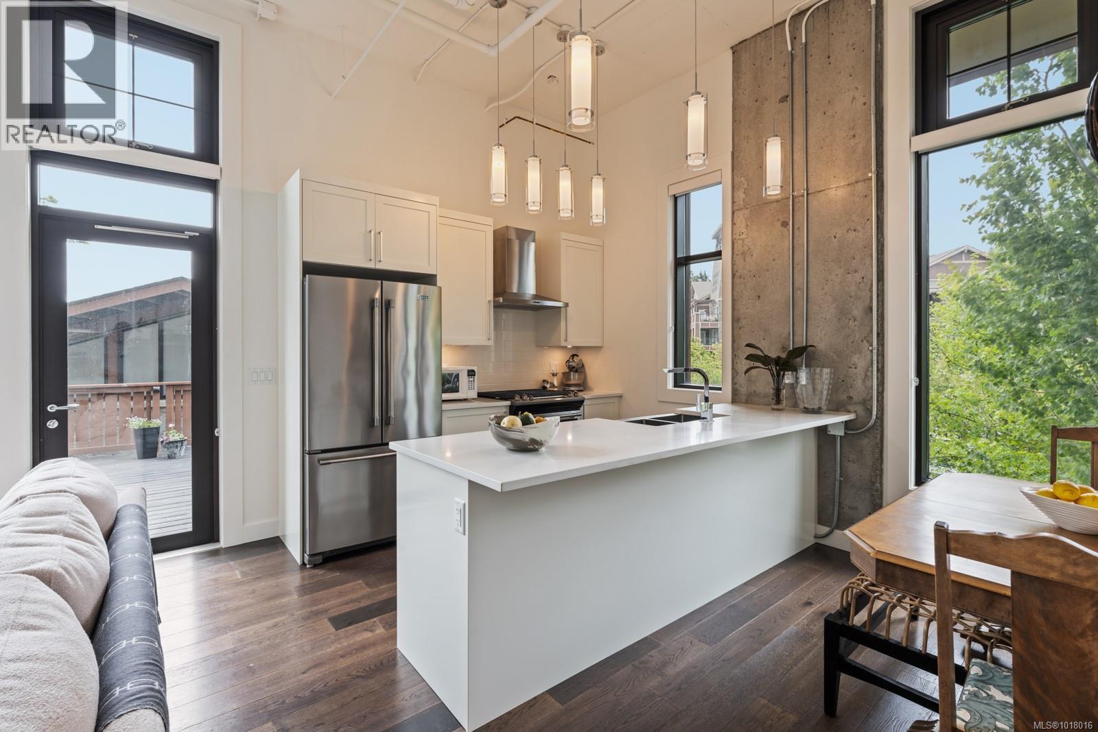 201 2049 Country Club Way, Langford, British Columbia  V9B 0H8 - Photo 3 - 1018016