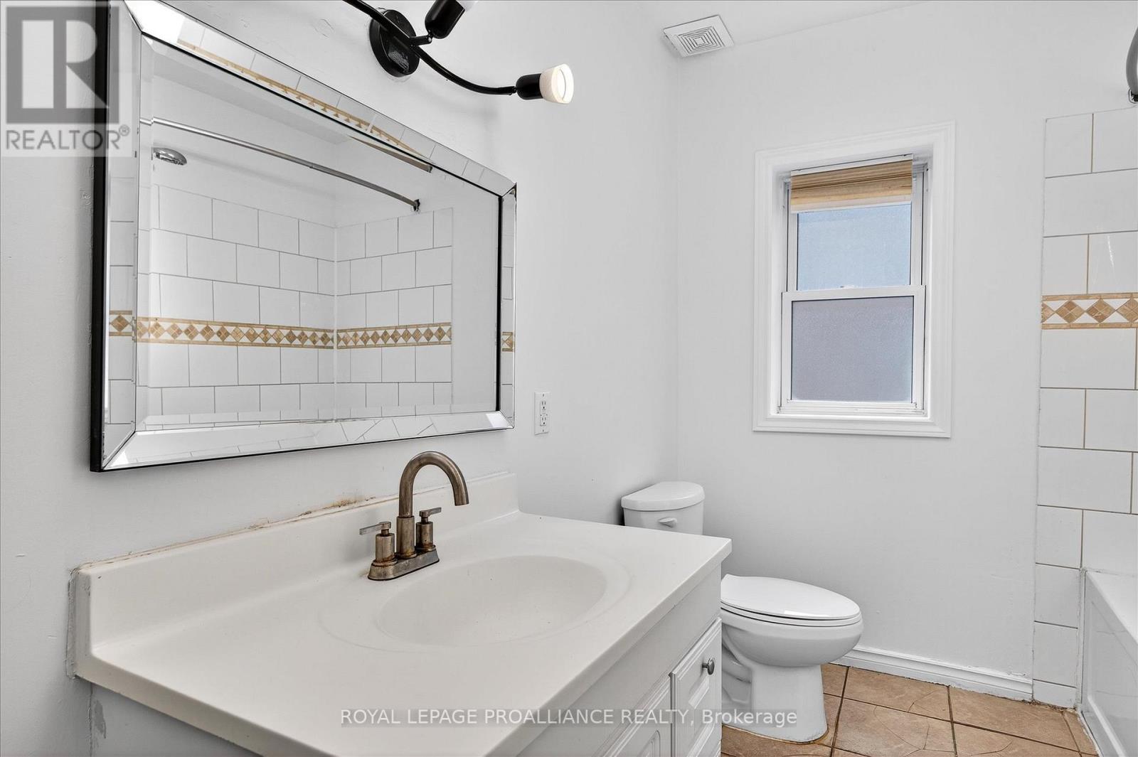 346 London Street, Peterborough, Ontario K9H 2Z7 - Photo 17 - X12474483