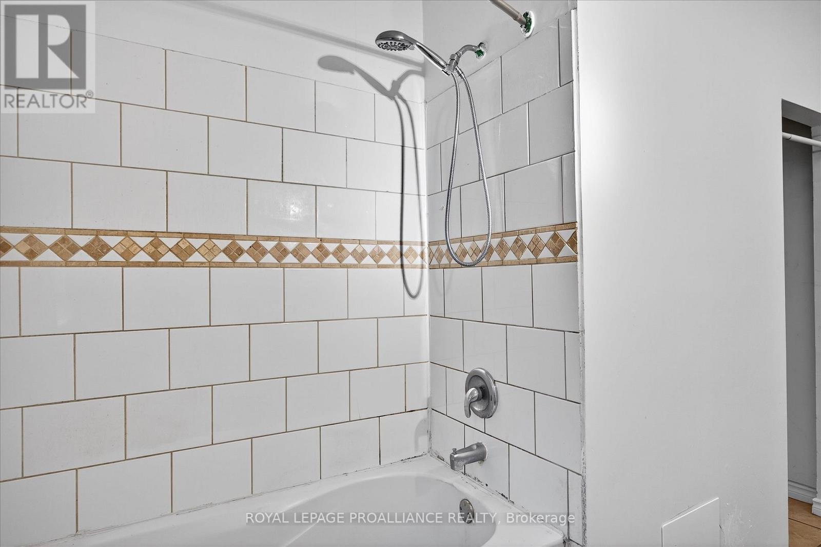 346 London Street, Peterborough, Ontario K9H 2Z7 - Photo 18 - X12474483