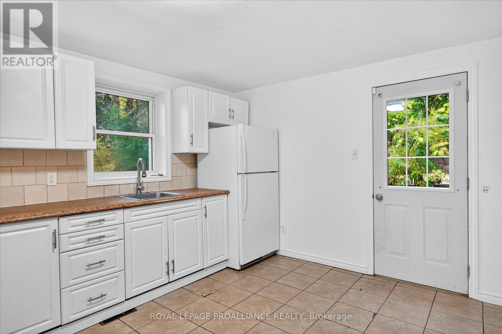 346 London Street, Peterborough, Ontario K9H 2Z7 - Photo 7 - X12474483