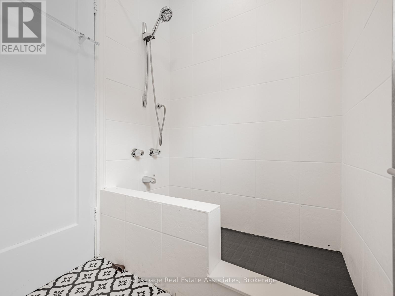 80 Queens Avenue, Toronto, Ontario  M8V 2N3 - Photo 11 - W12474321