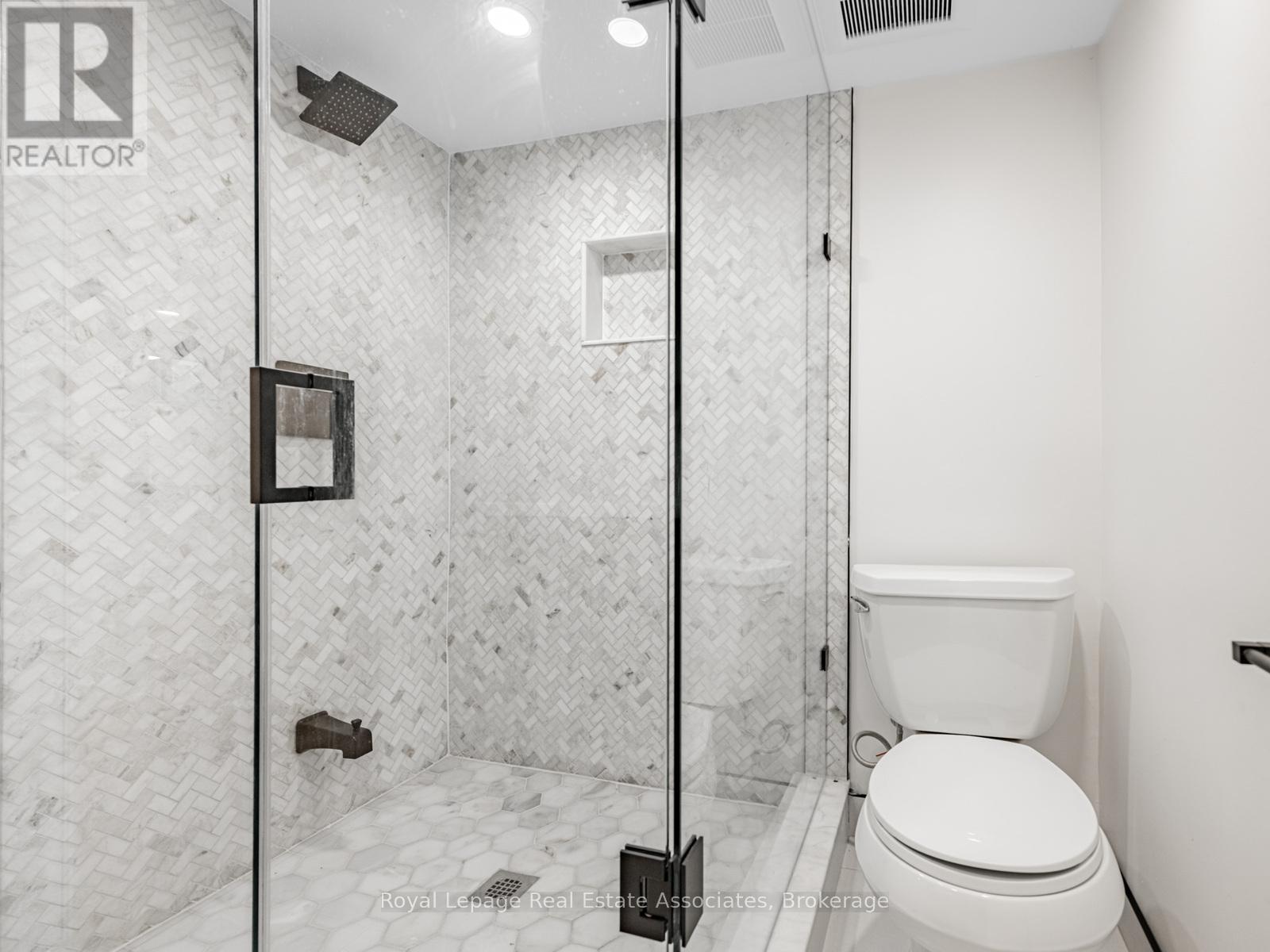 80 Queens Avenue, Toronto, Ontario  M8V 2N3 - Photo 14 - W12474321