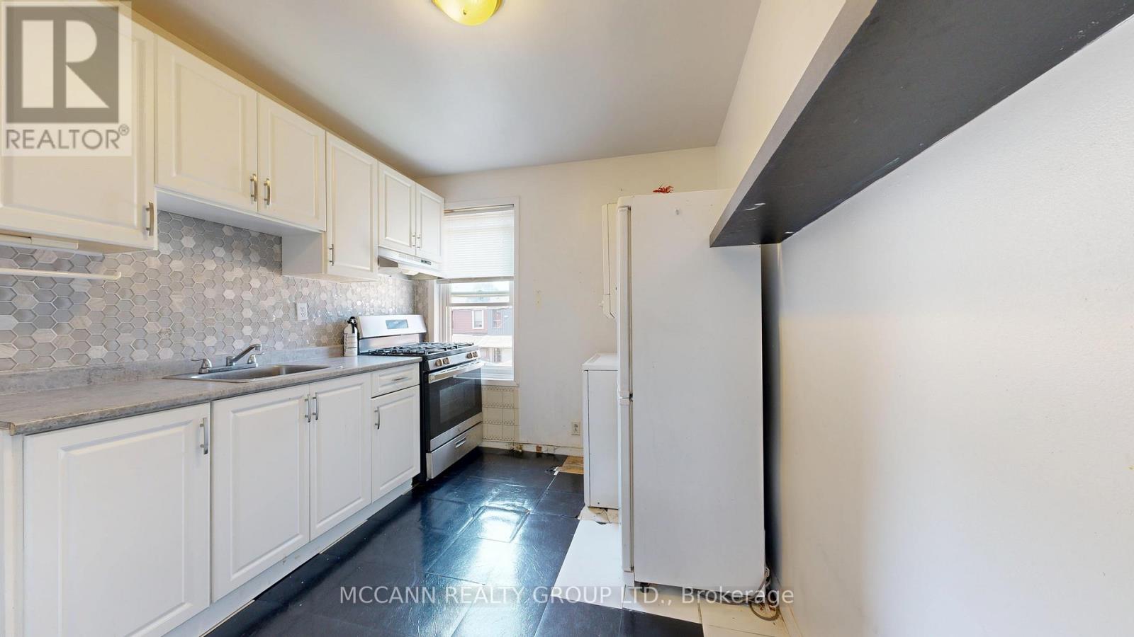 Upper - 32 Macklem Avenue, Toronto, Ontario  M6J 3M2 - Photo 4 - C12474377