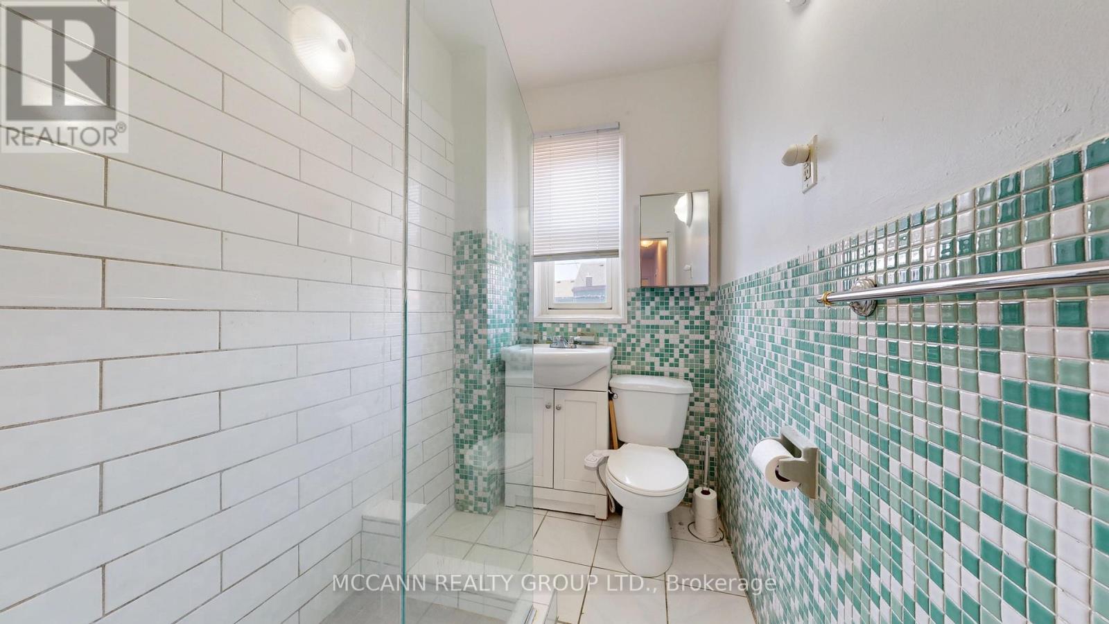 Upper - 32 Macklem Avenue, Toronto, Ontario  M6J 3M2 - Photo 5 - C12474377