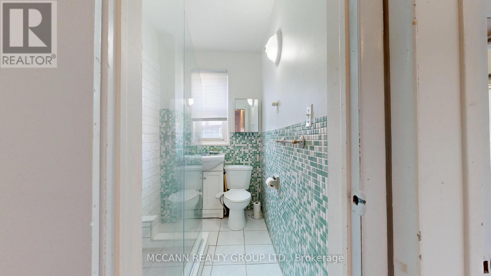 Upper - 32 Macklem Avenue, Toronto, Ontario  M6J 3M2 - Photo 6 - C12474377