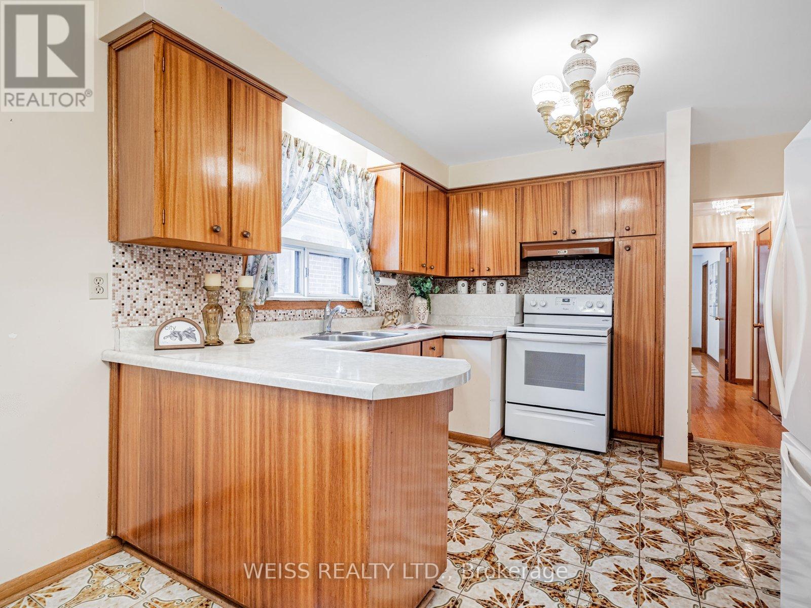 56 Ranee Avenue, Toronto, Ontario  M6A 1M9 - Photo 15 - C12474443
