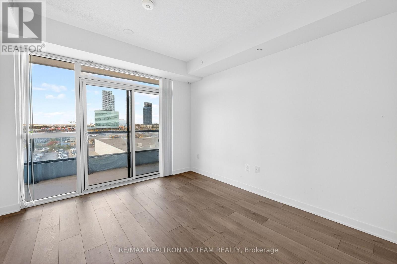 717 - 10 Honeycrisp Crescent, Vaughan, Ontario  L4K 0M7 - Photo 12 - N12474445