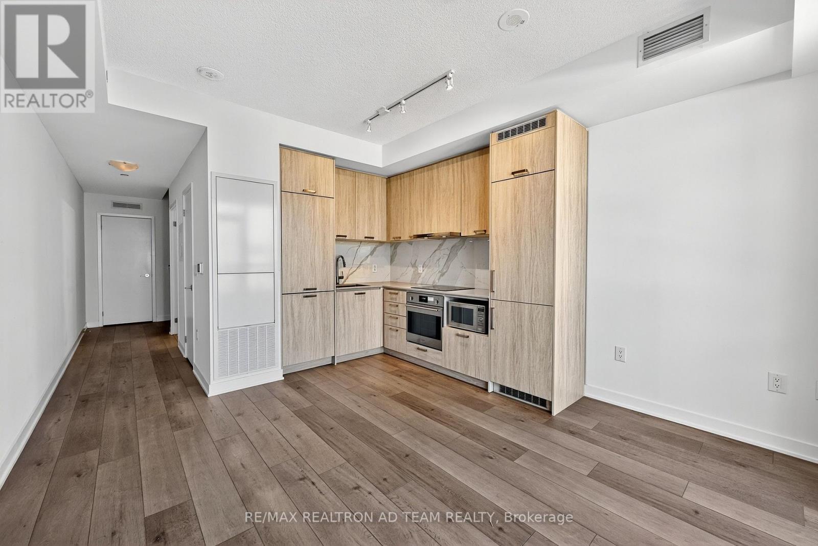 717 - 10 Honeycrisp Crescent, Vaughan, Ontario  L4K 0M7 - Photo 13 - N12474445