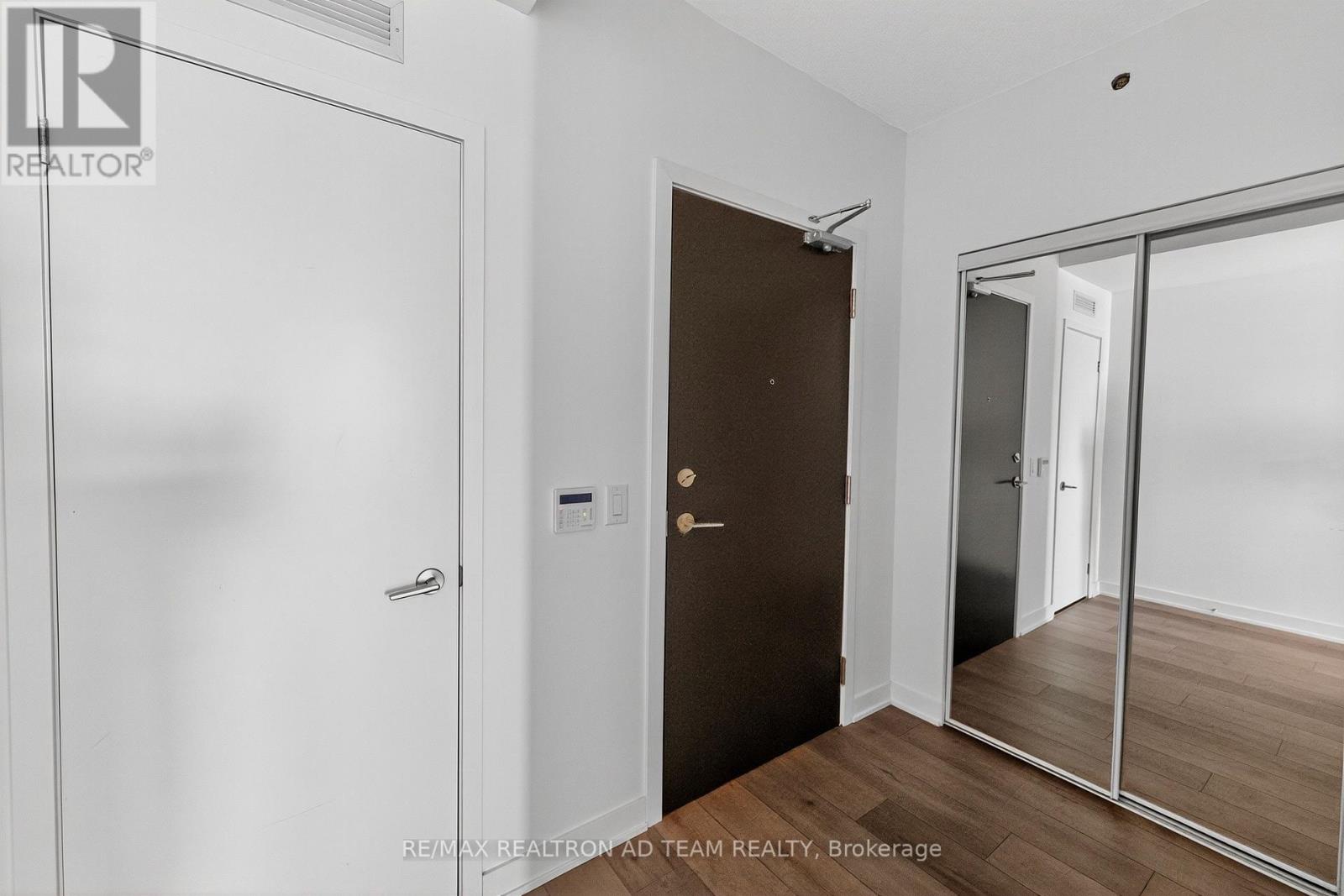 717 - 10 Honeycrisp Crescent, Vaughan, Ontario  L4K 0M7 - Photo 7 - N12474445